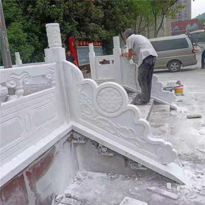 漢白玉旗臺欄板欄桿安裝，細節(jié)打磨處理