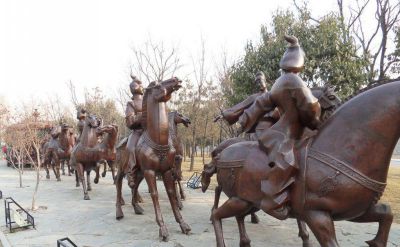 公園景區創意不銹鋼仿銅眾人出游騎馬雕塑