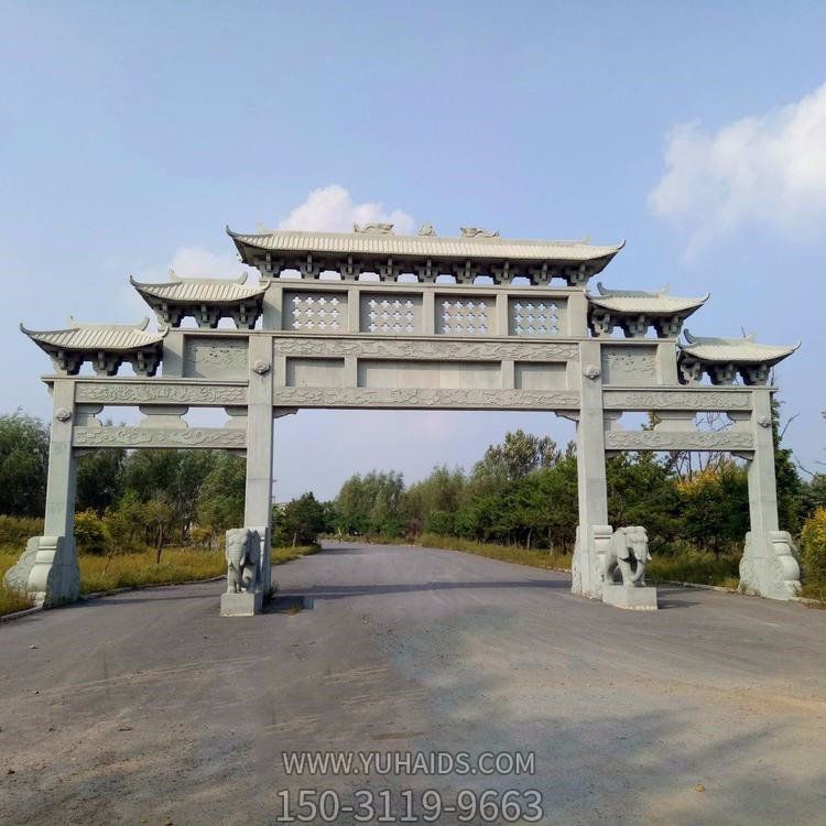 景區入口擺放青石大型鏤空三門石雕牌坊雕塑