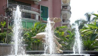 小區噴泉中跳躍著一只不銹鋼海豚雕塑