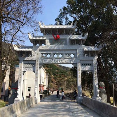 村口石牌坊，三間四柱石雕牌樓