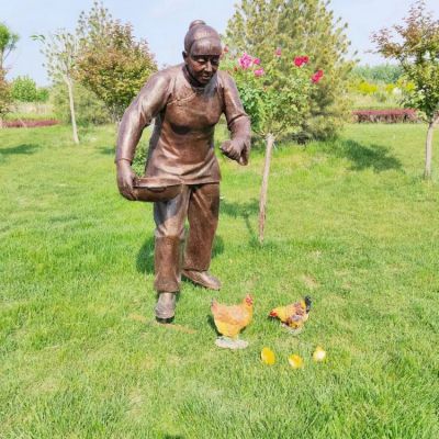 喂雞人物雕塑，玻璃鋼仿銅民俗生活人物情景雕塑