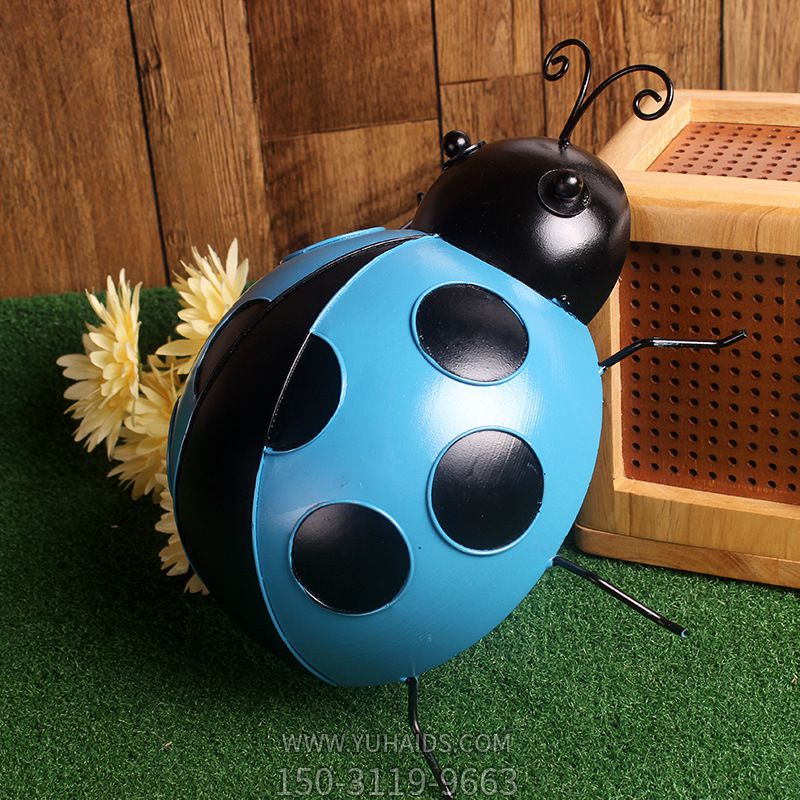 室內擺放的淺藍色的玻璃鋼仿真瓢蟲雕塑