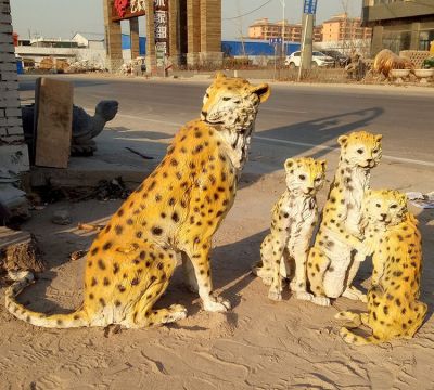公園中坐立中的黃色金錢豹，仿真動物，彩繪雕塑