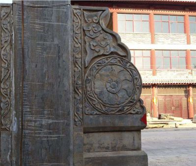 寺院門口擺放做舊抱鼓石景觀石雕