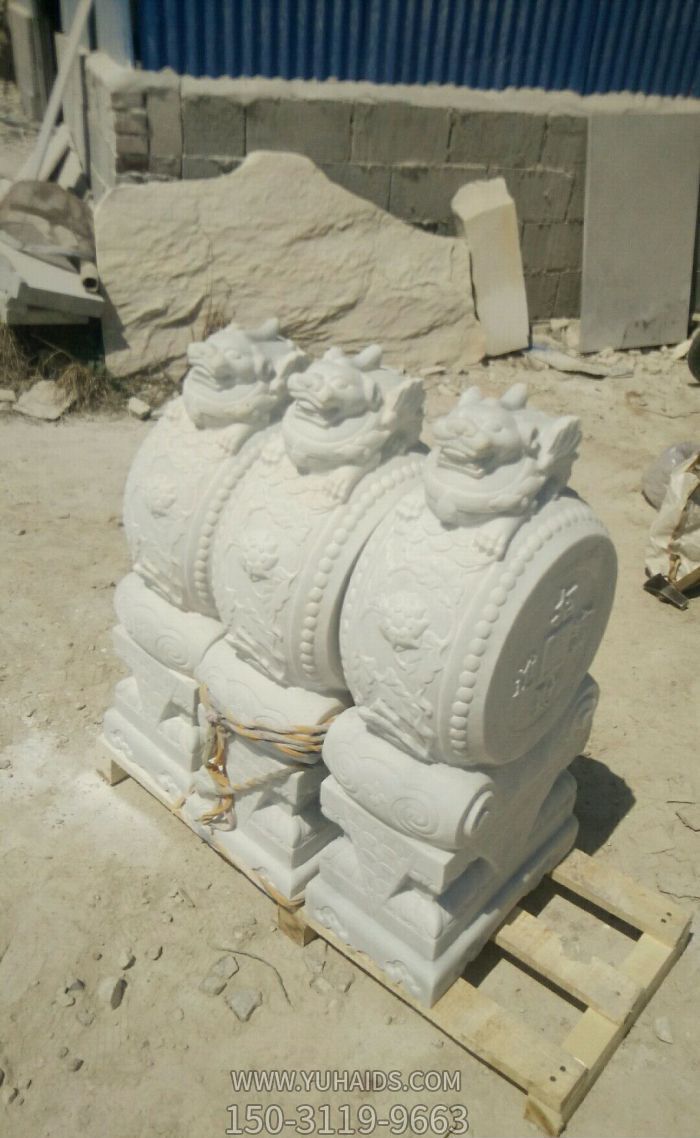 庭院門(mén)口擺放漢白玉抱鼓石招財(cái)石門(mén)墩雕塑