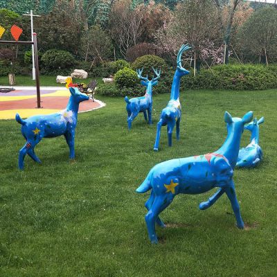 玻璃鋼彩繪鹿，藍(lán)色印花草坪動物擺件