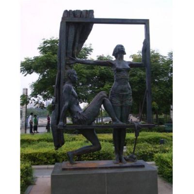 現(xiàn)代城市廣場鑄造抽象人物景觀小品擺件