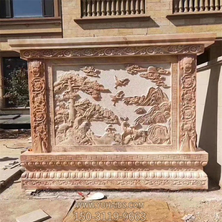 迎客松晚霞紅石雕屏風，庭院南墻雕塑