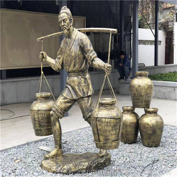 酒文化玻璃鋼仿銅戶外園林景區(qū)景點挑著酒桶的人物景觀雕塑