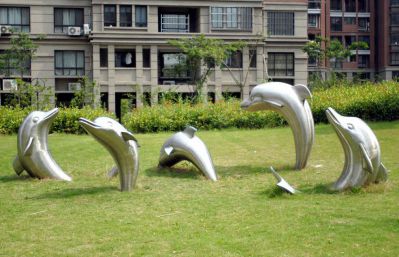 別墅一群跳動的不銹鋼海豚雕塑