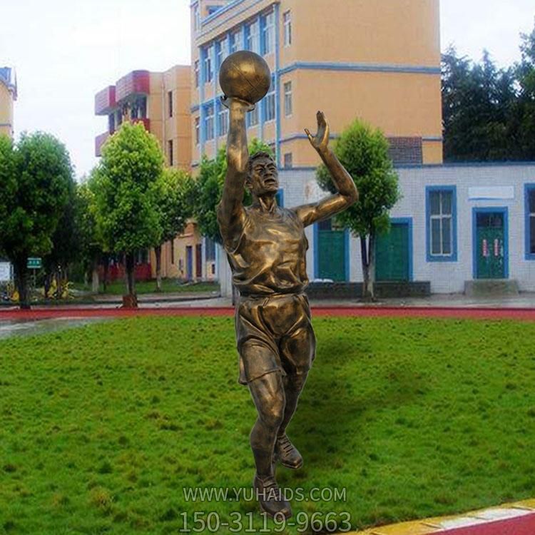 廣場草坪擺放玻璃鋼仿銅人物打籃球雕塑