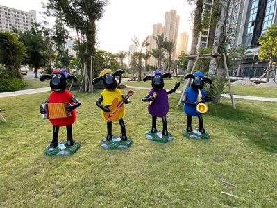 城市園林綠地玻璃鋼卡通小羊肖恩演奏動物雕塑