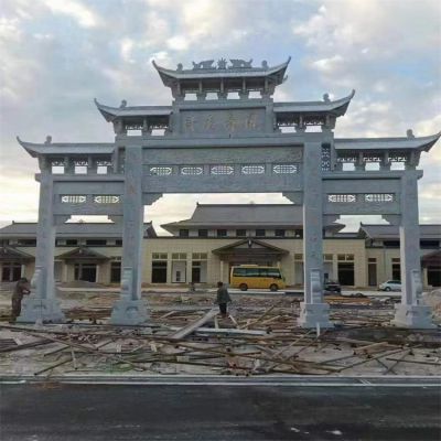 村莊街道擺放天然青石雕刻仿古三門樓石牌坊
