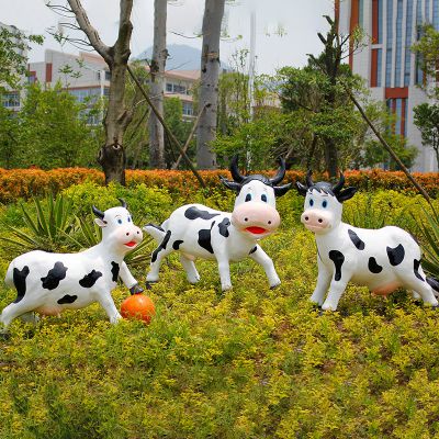 廣場三只玩耍的玻璃鋼牛雕塑