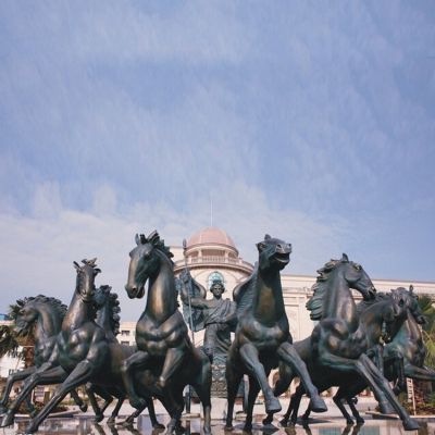廣場大型玻璃鋼仿銅阿波羅展翅景觀雕塑，戶外園林馬群雕塑