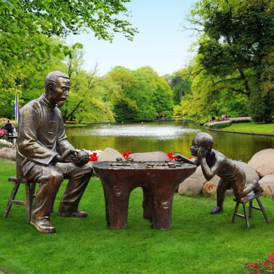 爺孫倆下象棋，仿銅情景人物雕塑