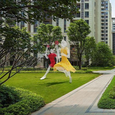 傳遞火炬，鐵藝網格彩色運動主題人物雕塑