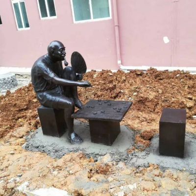 小區擺放玻璃鋼仿銅下棋人物小品雕塑