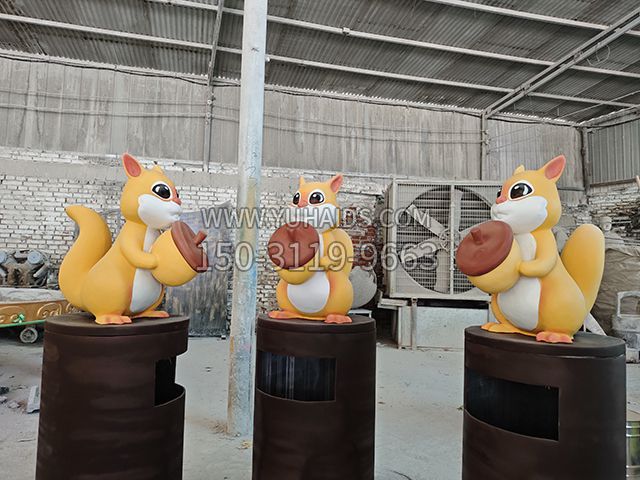 玻璃鋼松鼠造型垃圾桶雕塑
