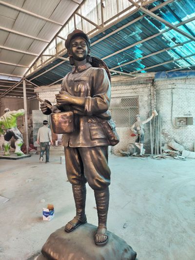 玻璃鋼仿銅女戰士解放軍雕塑