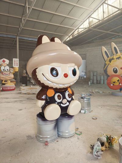 坐姿拉布布卡通雕塑