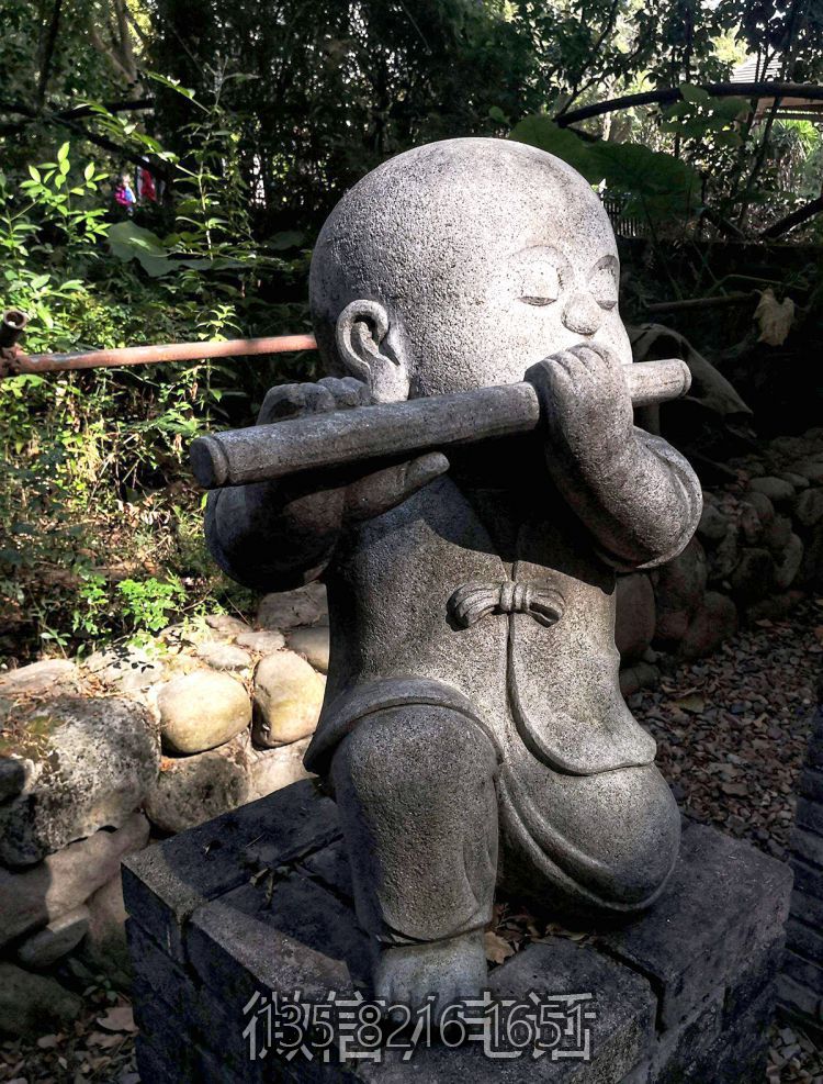 創(chuàng)意石雕園林吹笛子的小沙彌雕塑
