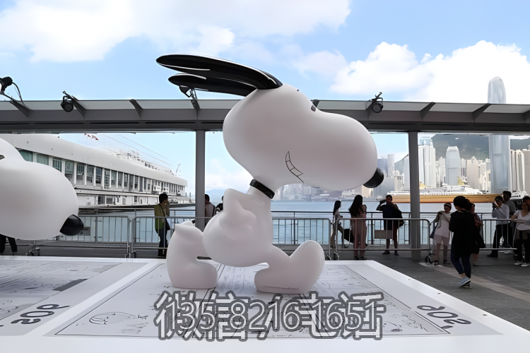 商業街創意擺件玻璃鋼卡通動物奔跑的Snoopy雕塑
