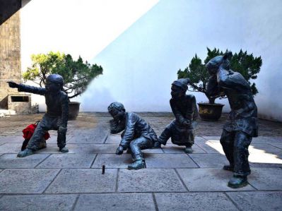 景觀戶外玻璃鋼仿銅放鞭炮的兒童組合小品雕塑