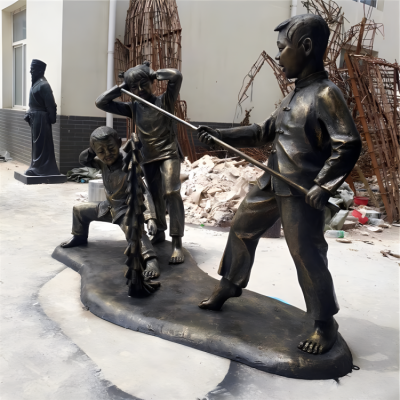 民俗文化童趣景觀戶外園林?jǐn)[件玻璃鋼仿銅放鞭炮的兒童雕塑