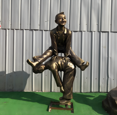 景點(diǎn)古鎮(zhèn)創(chuàng)意玻璃鋼仿銅跳山羊的兒童雕塑擺件