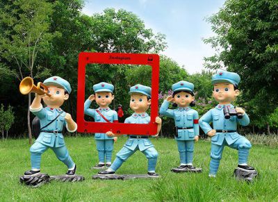 創意玻璃鋼卡通八路軍人物雕塑